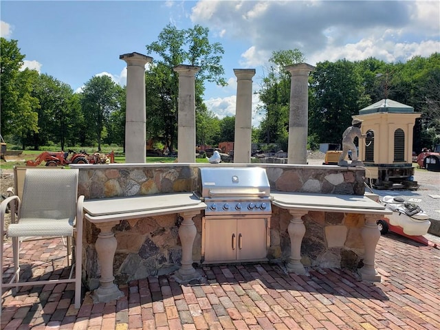 view of patio with an outdoor kitchen and grilling area