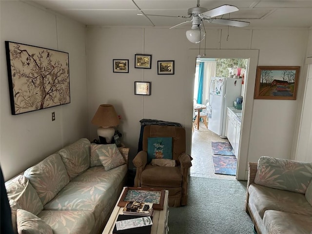 carpeted living room featuring ceiling fan