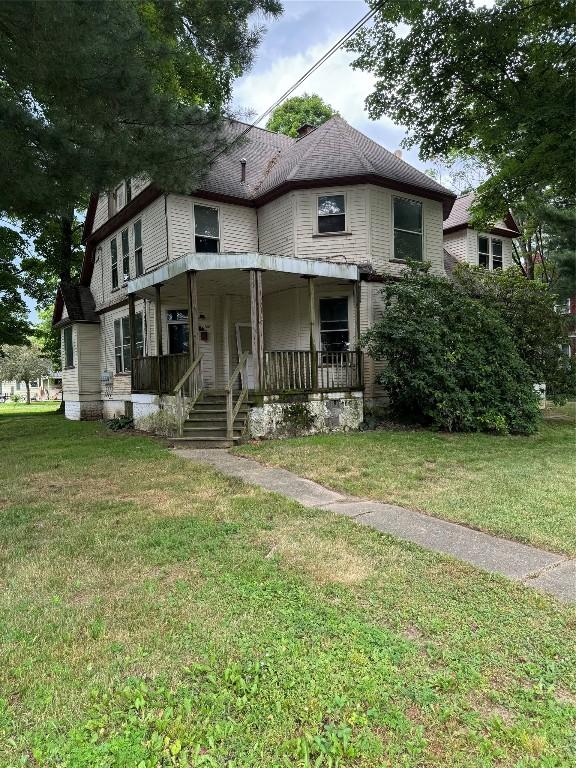 view of front of home featuring a front lawn and a porch