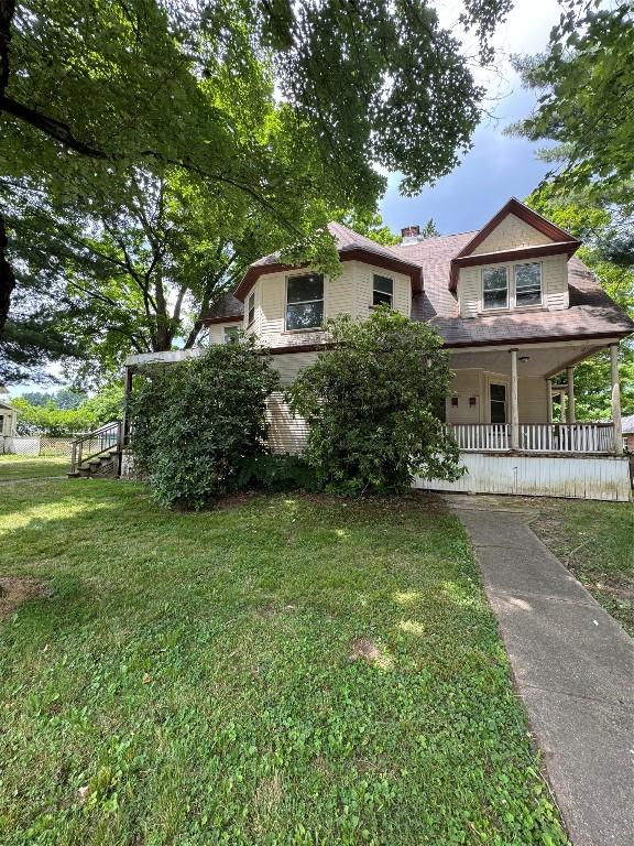 view of front facade featuring a front yard and a porch