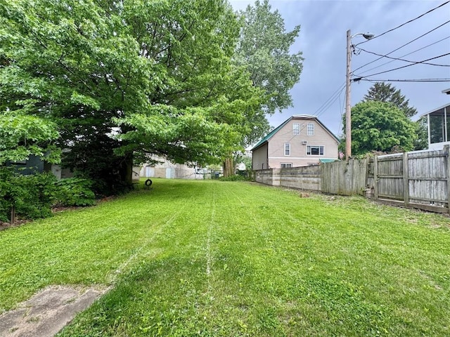 647-649 E 11th St, Erie, PA 16503 - view of yard