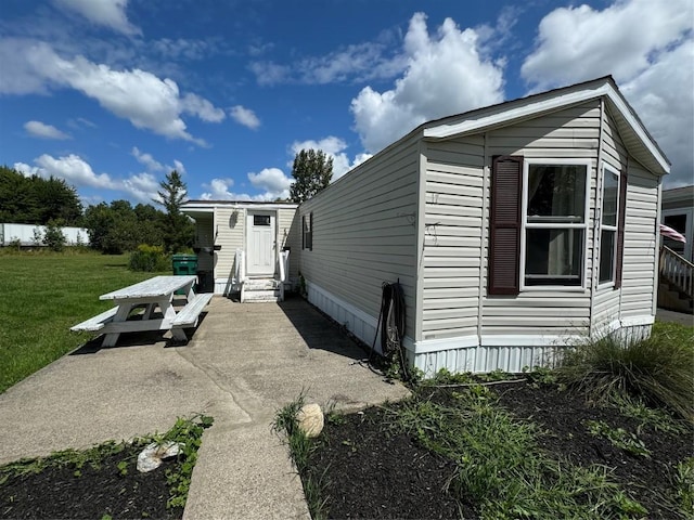 view of front of property featuring a front yard and a patio area