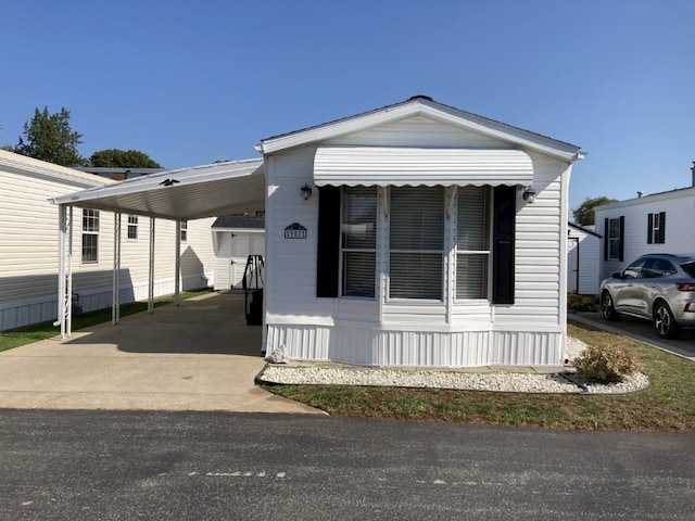 manufactured / mobile home with a carport