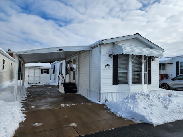 view of front of home featuring a carport