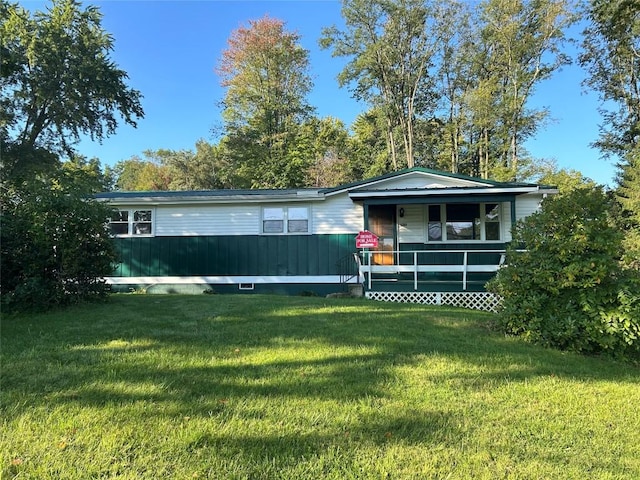 view of front of property with a front lawn