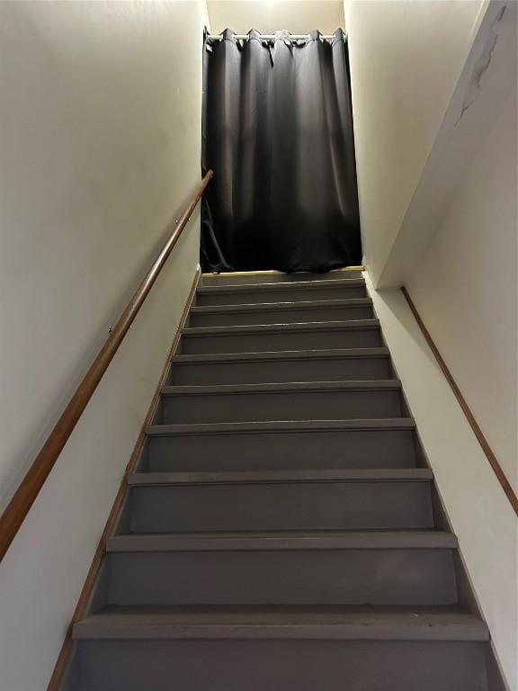 1048 W 6th St, Erie, PA 16507 - view of staircase