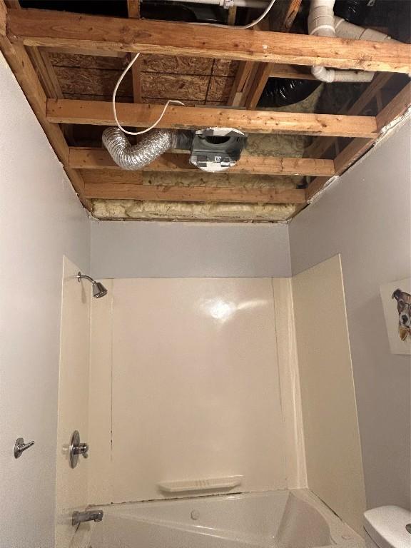 1048 W 6th St, Erie, PA 16507 - bathroom with toilet and bathtub / shower combination
