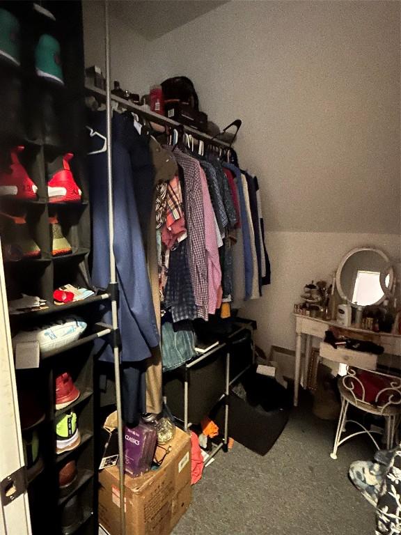 1048 W 6th St, Erie, PA 16507 - spacious closet with carpet