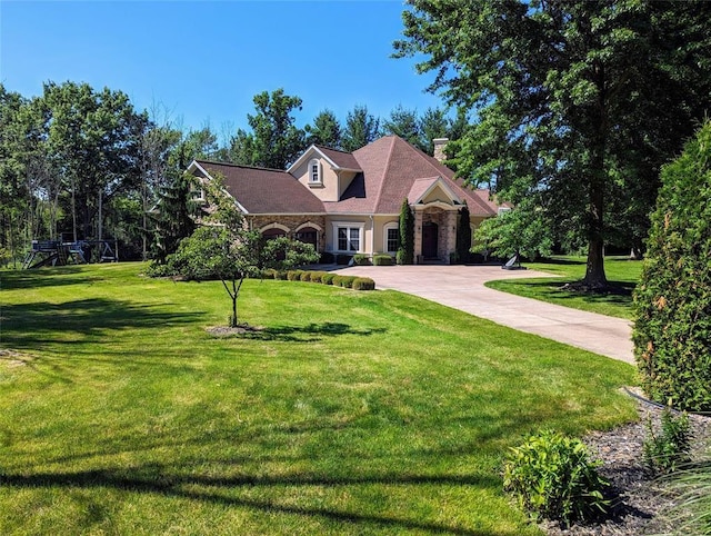 view of front of property featuring a front yard