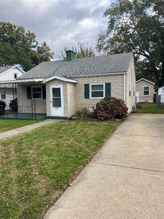 view of front facade with a porch and a front lawn