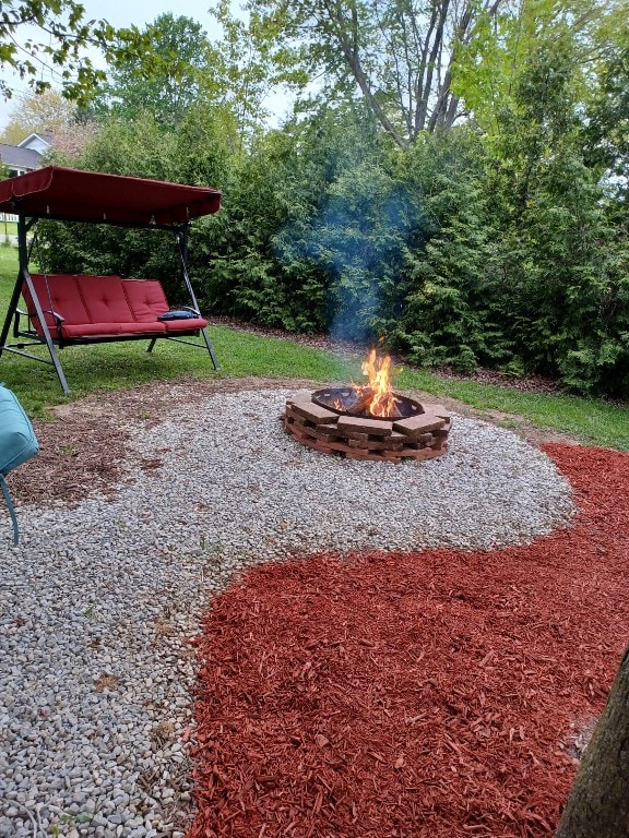 view of yard featuring a fire pit