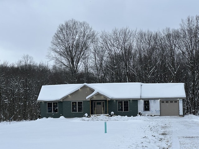 view of front facade featuring a garage