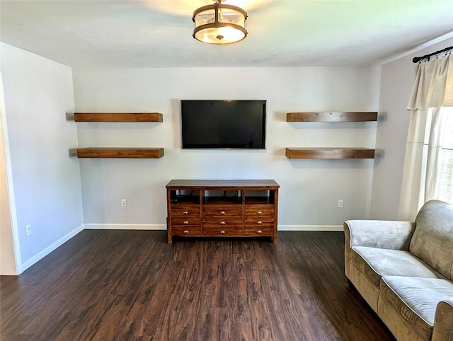 732 Walbridge Rd, Erie, PA 16511 - living room featuring wood finished floors and baseboards