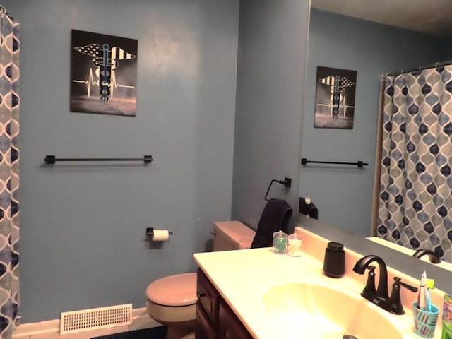12930 Park Lane Dr, Meadville, PA 16335 - full bath featuring toilet, vanity, and curtained shower