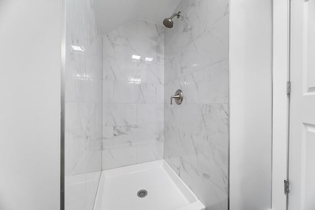 bathroom featuring tiled shower