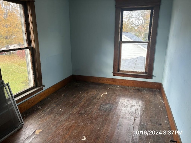 unfurnished room with dark hardwood / wood-style floors