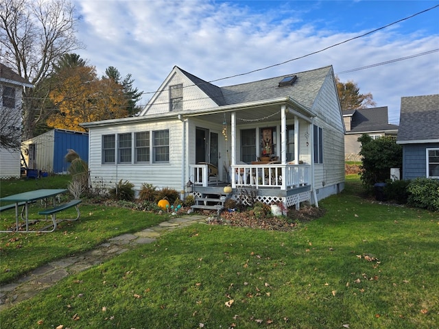 view of front facade with a porch and a front lawn