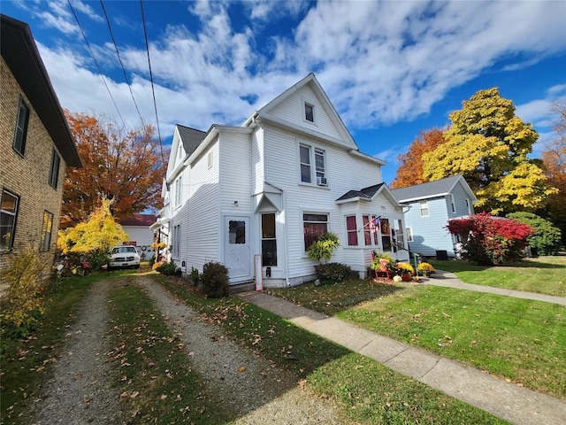 view of front property featuring a front lawn