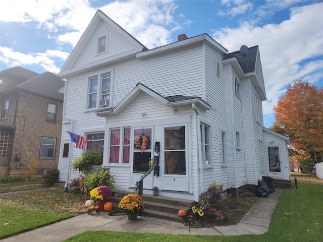 front facade featuring a front yard