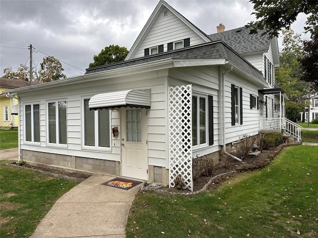 view of front of house featuring a front lawn