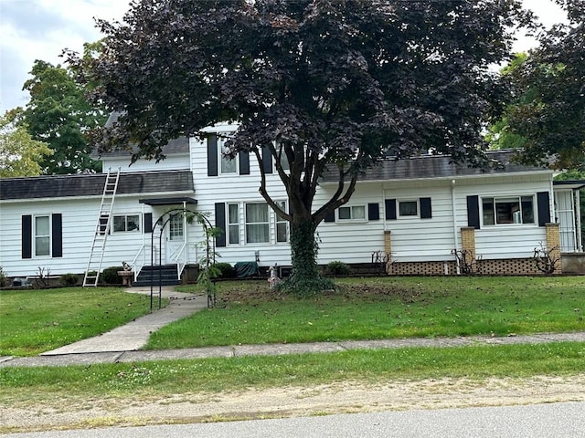 view of front of house featuring a front lawn