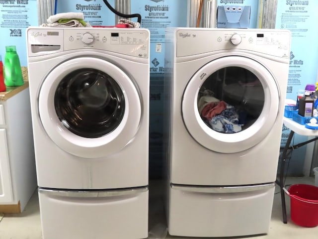 laundry room with independent washer and dryer