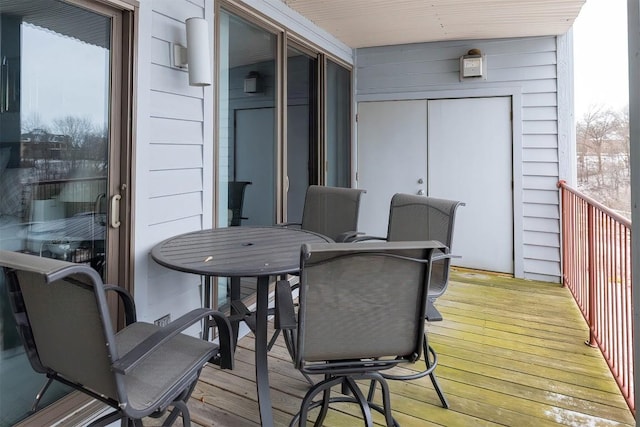 balcony with outdoor dining space