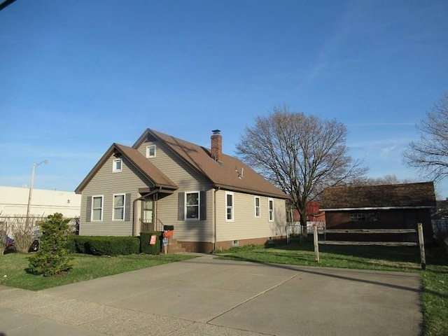 view of front facade featuring a front lawn