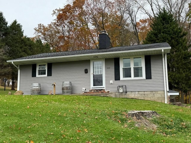 single story home featuring a front lawn