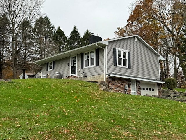 view of front facade featuring a garage and a front yard