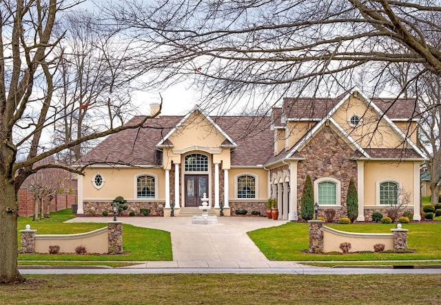 view of front of home featuring a front yard