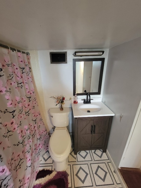 bathroom featuring a shower with curtain, vanity, and toilet