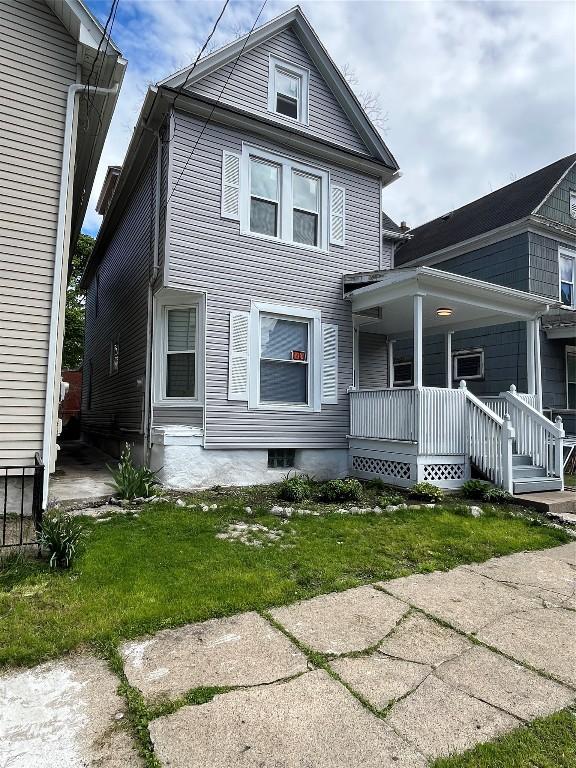 917 Walnut St, Erie, PA 16502 - view of front of property featuring a porch and a front lawn