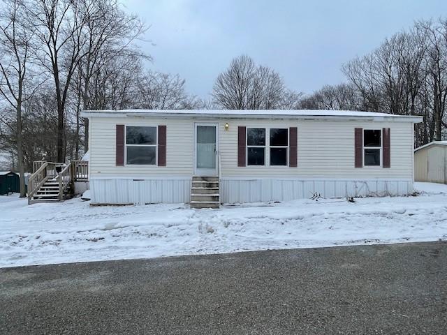 manufactured / mobile home with a wooden deck