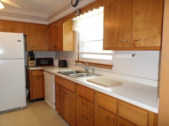 kitchen featuring sink, white appliances, decorative backsplash, and ceiling fan