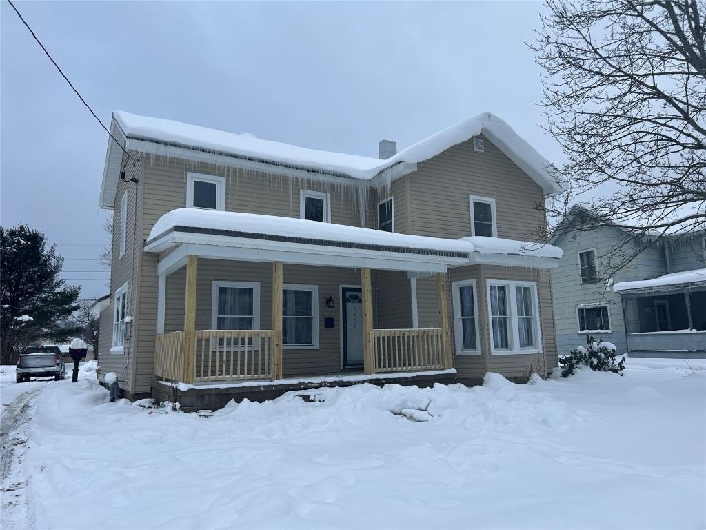 front facade featuring a porch