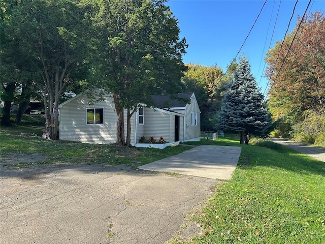 view of front of home with a front lawn