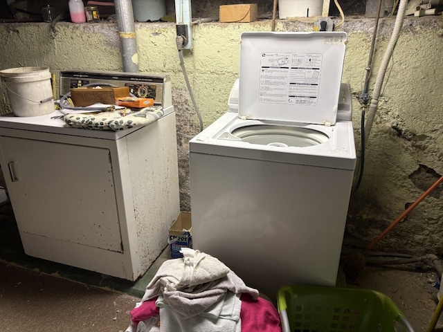 washroom featuring washer and clothes dryer
