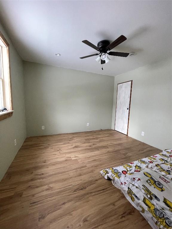 unfurnished bedroom featuring ceiling fan and wood finished floors