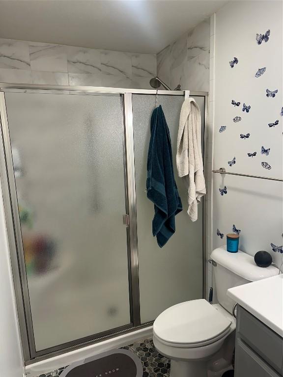 full bath with toilet, a shower stall, and vanity