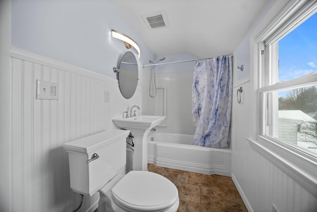 full bathroom with shower / bathtub combination with curtain, sink, vaulted ceiling, and toilet