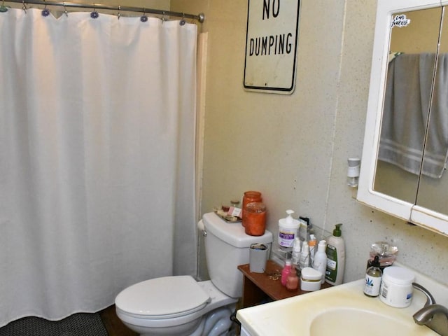 bathroom featuring a shower with shower curtain, toilet, and vanity