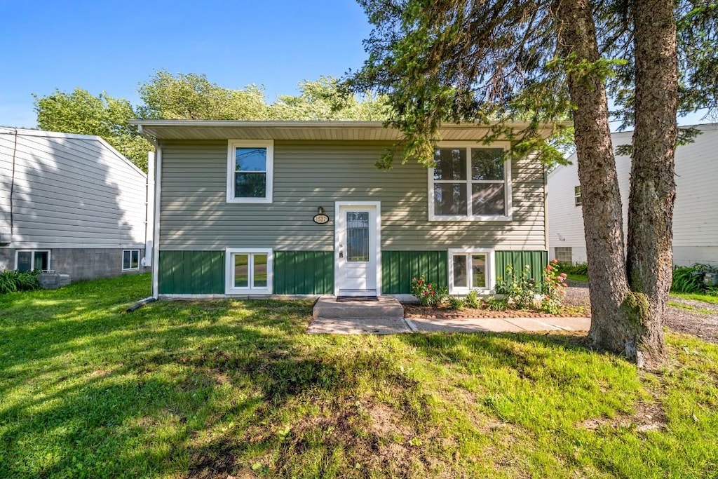 1527 Woodlawn Ave, Erie, PA 16510 - view of front of property with a front lawn