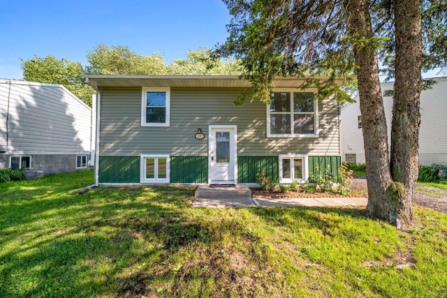 1527 Woodlawn Ave, Erie, PA 16510 - view of front of property with a front lawn