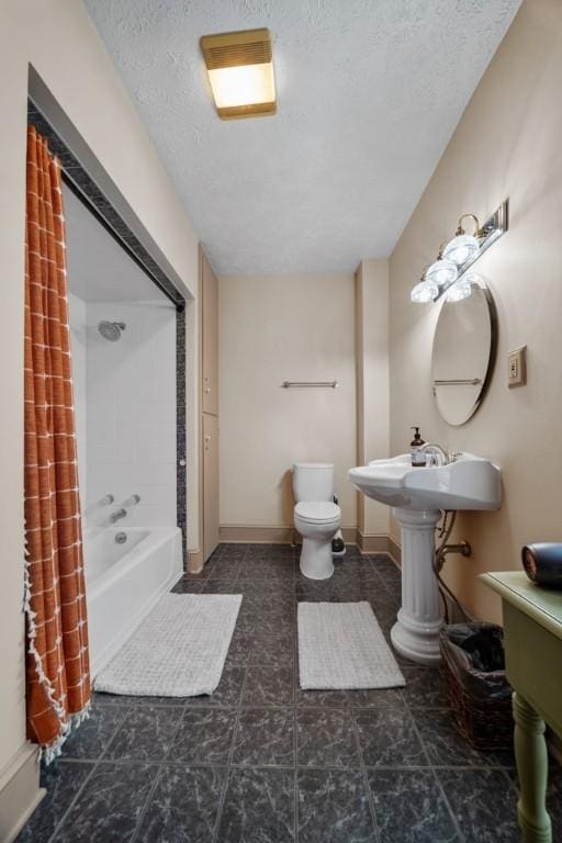 bathroom featuring toilet, shower / bathtub combination with curtain, and a textured ceiling