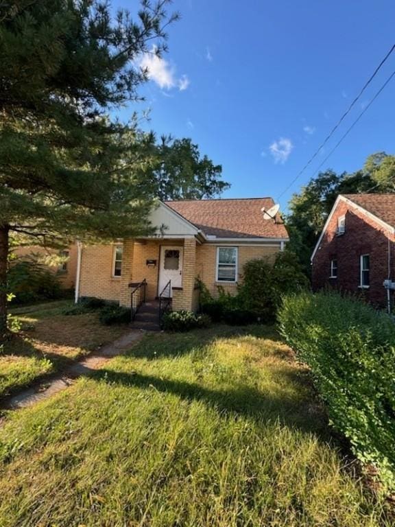 view of front of house with a front lawn