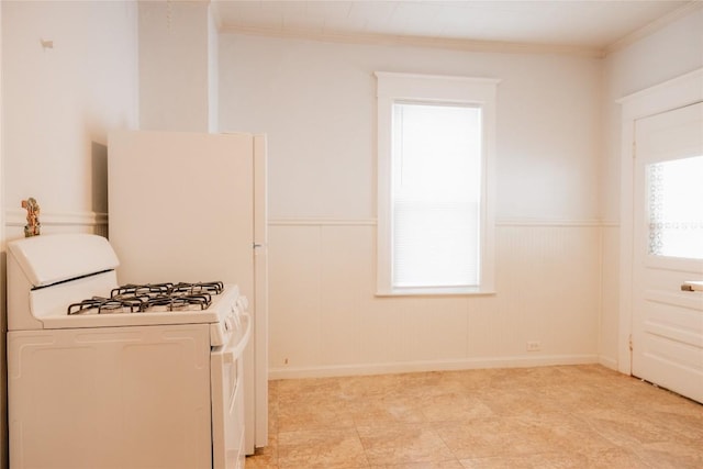 kitchen with crown molding and white range with gas cooktop