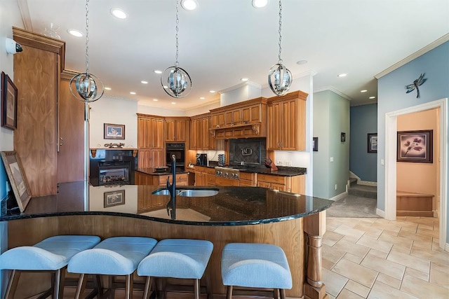 kitchen featuring a breakfast bar, crown molding, stainless steel gas cooktop, a sink, and a peninsula