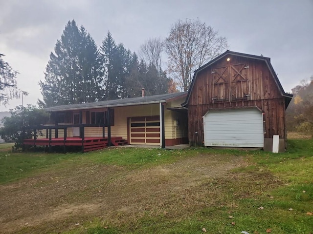 view of front of house with an outdoor structure and a front yard