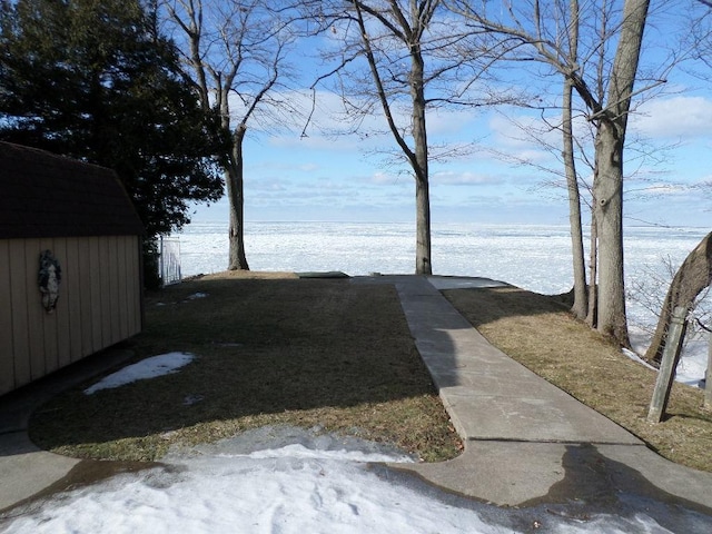 view of yard featuring a storage shed